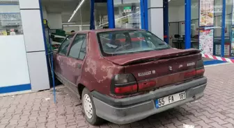 Samsun'da sürücüsünün fren yerine gaza bastığı otomobil markete girdi