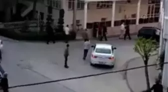Trafik kazasıyla başlayan kavgada iki kişi tabancayla yaralandı