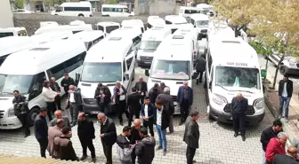 Gevaş'ta minibüsçüler kontak kapattı