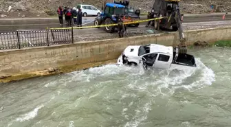 Son dakika haber! Kamyonet dereye uçtu: 2 ölü, 3 yaralı