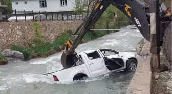 Son dakika haber | VAN'DA KAMYONET DEREYE UÇTU: 2 ÖLÜ, 3 YARALI - YENİDEN