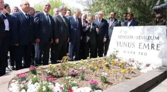 YUNUS EMRE, KABRİ BAŞINDA ANILDI