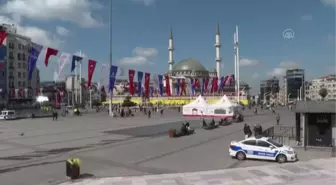 Taksim Meydanı'nda yaya ve sürücülere 'güvenli trafik' bilgilendirmesi yapıldı