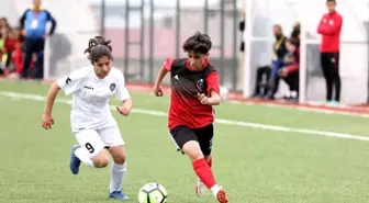 Van Büyükşehir Kadın Futbol takımı namağlup şampiyonluğunu ilan etti