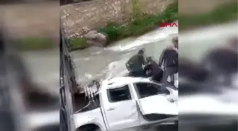 VAN'DA KAMYONET DEREYE UÇTU: 2 ÖLÜ, 3 YARALI