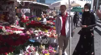 Taksim'de çiçekçilerde 'Anneler Günü' heyecanı