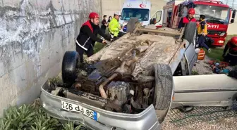 Son dakika haberleri! 15 yaşındaki sürücü istinat duvarından uçtu, kazada 2 kişi yaralandı