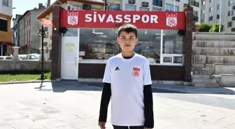 SİVAS AFGAN SİVASSPOR TARAFTARI KÜÇÜK EYÜP, ALANYASPOR MAÇI İÇİN SİVAS'A GELDİ