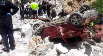 Son dakika 3. sayfa: Otomobil 100 metrelik uçuruma yuvarlandı: 1 ölü, 2 yaralı