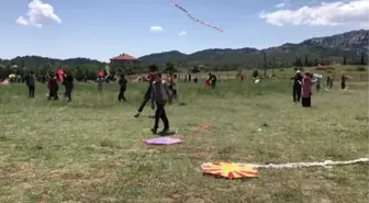 Uçurtma şenliğinde çocuklar gönüllerince eğlendi