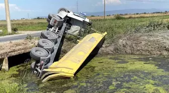 Söke'de kamyon sulama kanalına devrildi