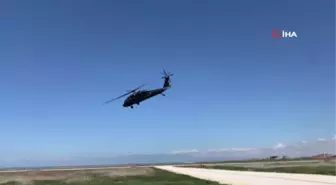 Bel kısmı doğuştan açık olan bebek helikopterle hastaneye ulaştırıldı