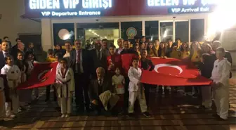 Brezilya'da altın madalya kazanan tekvandocu Merve Yazıcı, Samsun'da çiçeklerle karşılandı