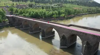 Diyarbakır'ın Tarihi Mekanlarında Ünlü Mankenlerle Defile