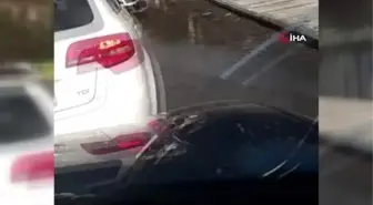 Su borusu patladı, yollar göle döndü