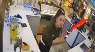 AVM'de çalışan genç kız, kendisini gizlice çeken şahsın telefonunu alıp kırdı
