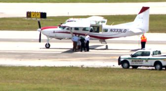Florida'da pilotu kendinden geçen uçağı, hiç uçuş eğitimi olmayan bir yolcu indirdi