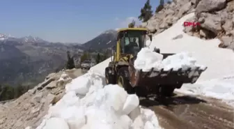 GAZİPAŞA'DA KARLA KAPLI YAYLA YOLLARI AÇILIYOR