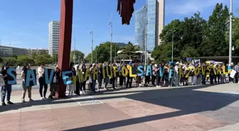 İsviçre'deki Ukraynalılardan Mariupol'deki sivillerin kurtarılması için protesto