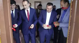 KANADA'DAN KARLIOVA'DAKİ KÖY OKULUNA KÜTÜPHANE