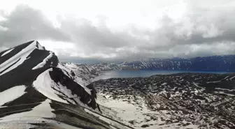 Nemrut Krater Gölü'nde iki mevsim bir arada