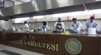 Sivas Cumhuriyet Üniversitesi'nde 25 üniversitenin katılımıyla yöresel lezzetler yarışması düzenlendi