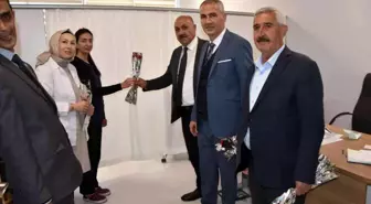 Hemşirelere karanfilli kutlama