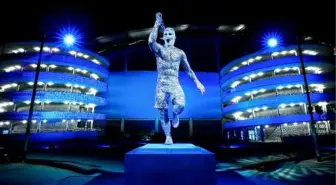 Manchester City, Agüero'nun heykelini dikti