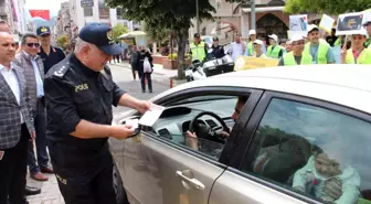 Sürücülere uyarıcı broşür, çocuklara kırmızı düdük dağıtıldı