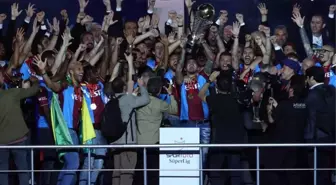 Trabzon'da görkemli tören! Şampiyonluk kupası futbolcuların ellerinde göğe yükseldi
