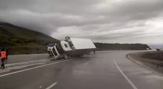 Iğdır'da virajı alamayan çekici devrildi