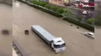 Ankara'da sağanak yağış sonrası yollar göle döndü