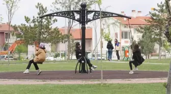 Aynı salıncaktan düşen 1 genç öldü, 1 genç de ağır yaralandı