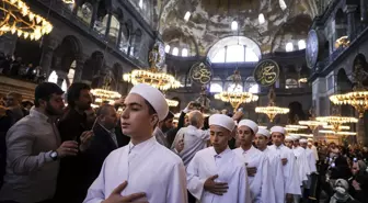 Hafızlıklarını tamamlayan 35 öğrenci Ayasofya-i Kebir Camii'nde icazet aldı