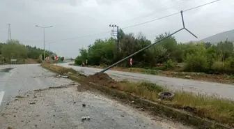 Malatya'da aydınlatma direğine çarpan araçtaki 2 kişi yaralandı