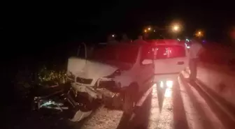 Manisa'da iki otomobil çarpıştı: 1'i ağır 6 yaralı