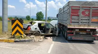 Manisa'da kamyonla otomobilin çarpıştığı kazada 2 kişi öldü, 2 kişi yaralandı