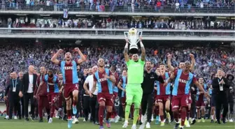 Şampiyon Trabzonspor kupasını İstanbul'da da kaldırdı