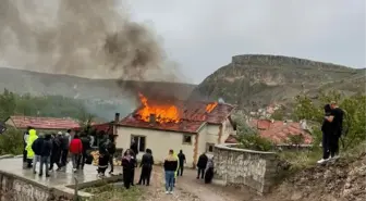 Yıldırım düşen evin çatısı yandı