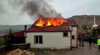 Aksaray'da Yoğun Yağış Sele Neden Oldu, Yıldırım Düşen Evde Yangın Çıktı