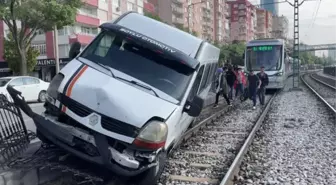 Alkollü olduğu öne sürülen sürücünün kullandığı araç tramvay yoluna girdi