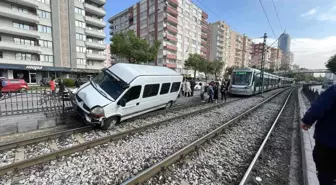 Alkollü sürücü minibüsle tramvay yoluna girdi