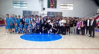 Genç Erkekler Futsal ve Basketbol şampiyonaları kupalarını aldı