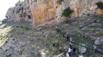 Çoban keçi ararken milattan önceki yazılı tasvirleri buldu, onlarca kişi bölgeye akın etti