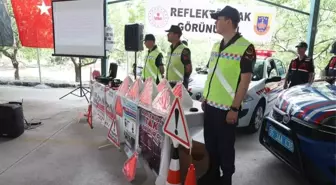 'Reflektör Tak, Görünür Ol' projesi kapsamında, Kınık'ta Traktör sürücülerine reflektör dağıtıldı