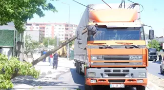 Sancaktepe'de telefon direğindeki kabloya takılan tır kurtarıldı