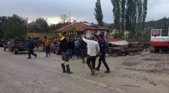 Antalya'da 2 mahallede sağanak yağış sonrası su baskınları oluştu