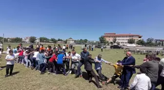 Elazığ'da müftü ve belediye başkanı, öğrencilerle birlikte halat çekme yarışı yaptı