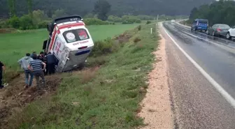 Son dakika: Hasta naklinden dönen ambulans şarampole devrildi: 3 yaralı