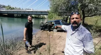 Otomobil ırmağa uçmaktan çamura saplanarak kurtuldu, sürücüsü polisi çileden çıkardı